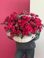 Цветочная корзина из розовых кустовых роз и эвкалипта размер XL