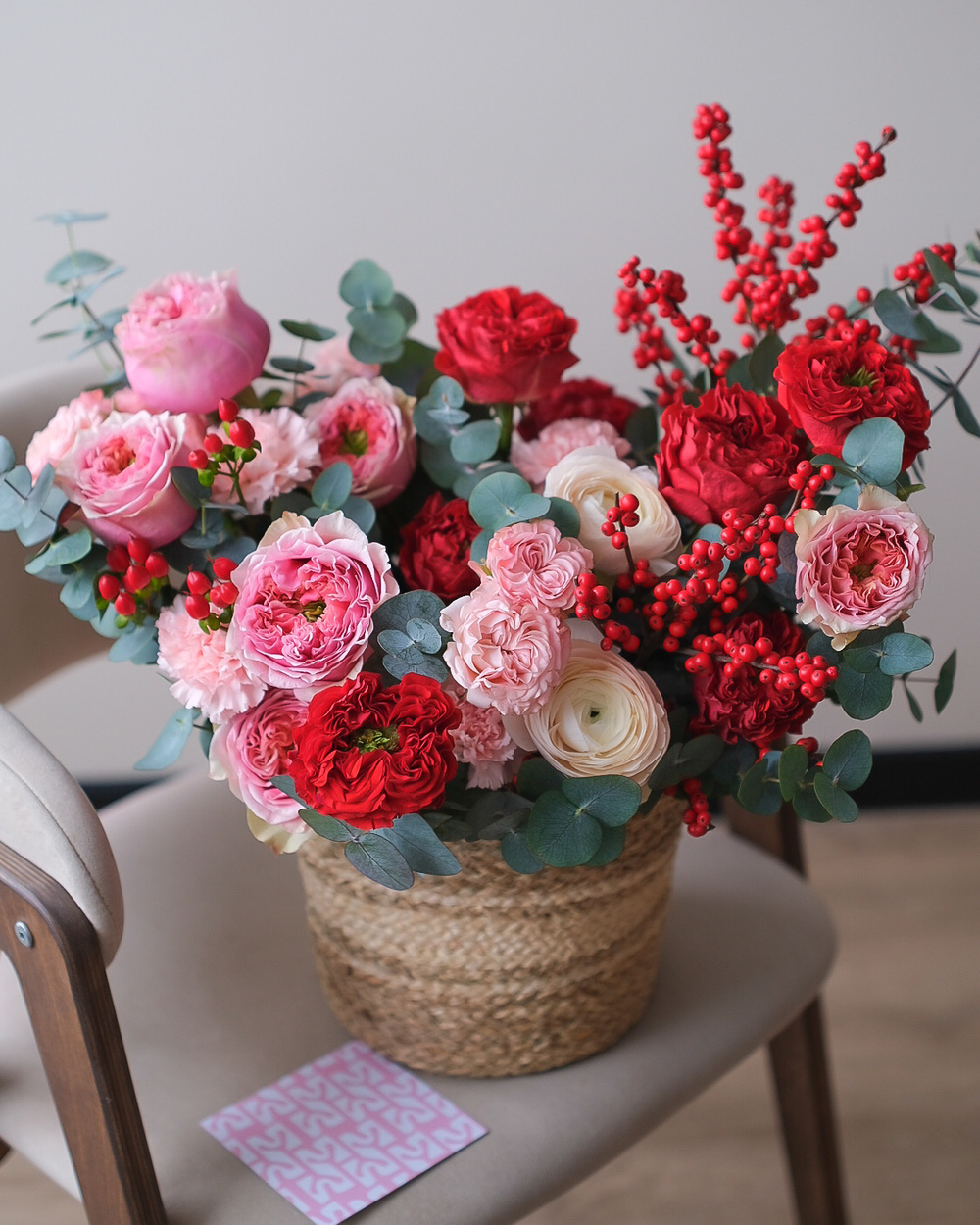 Корзина с ранункулюсами, пионовидными розами Ред и Пинк Монстр и иллексом