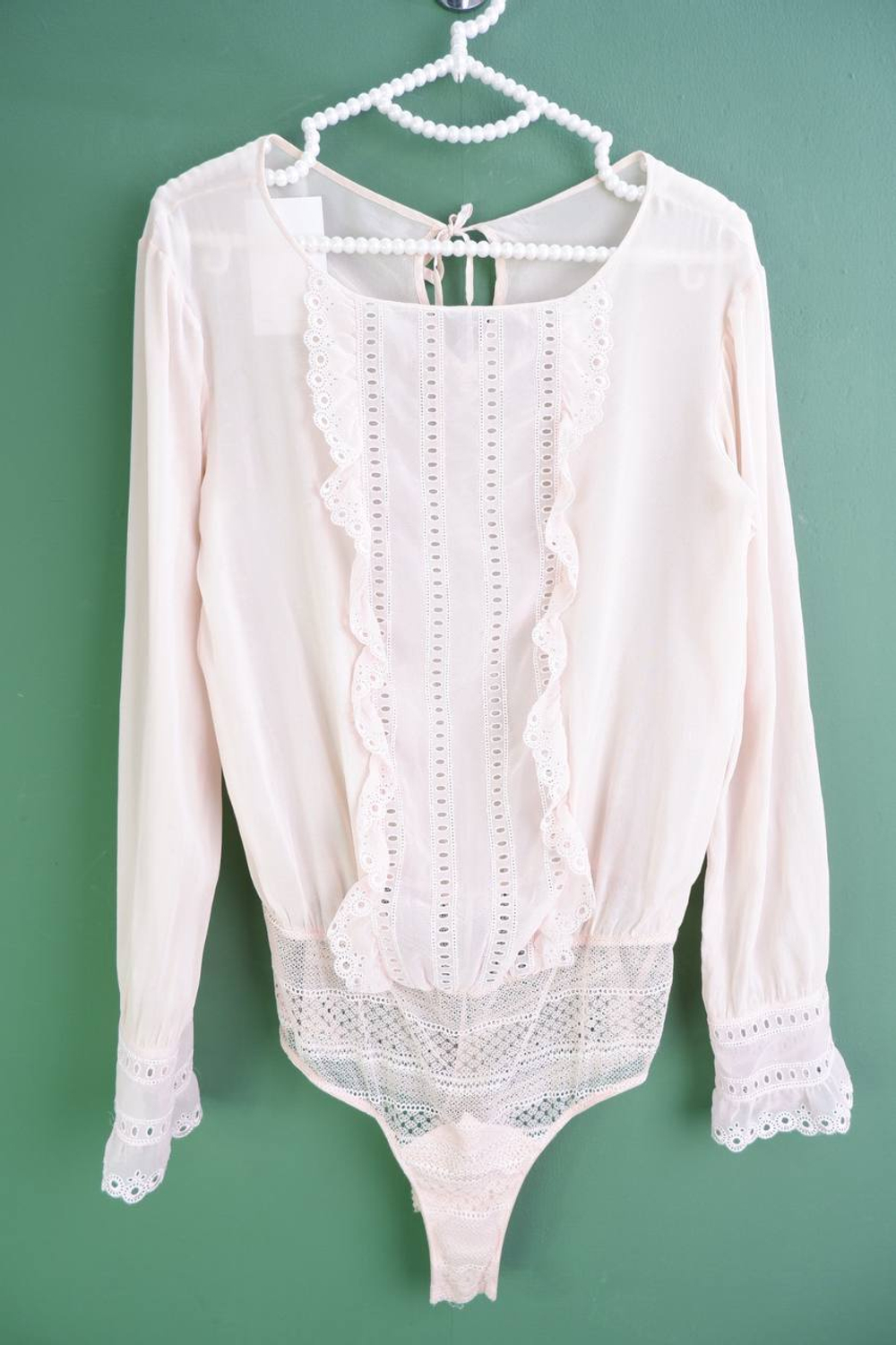 Блузка-боди очень красивое, визуально на 44 размер