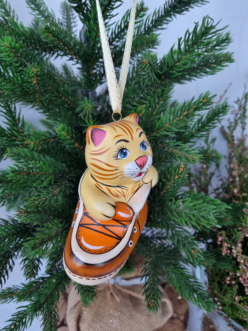 Котик в ботинке ёлочная игрушка из фарфора