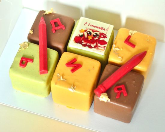 Ассорти муссовых пирожных на День знаний