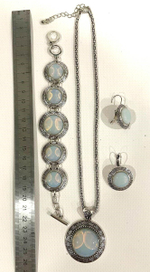 Комплект бижутерии. "Лунный камень" - подвеска, серьги и браслет в форме круга