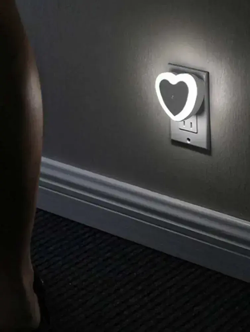 Светодиодный ночник с датчиком света LED, белый с включением от розетки