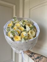 Букет сборный из кустовых пионовидных роз и маттиолы