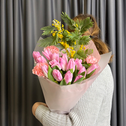 Розовые тюльпаны с мимозой и диантусом
