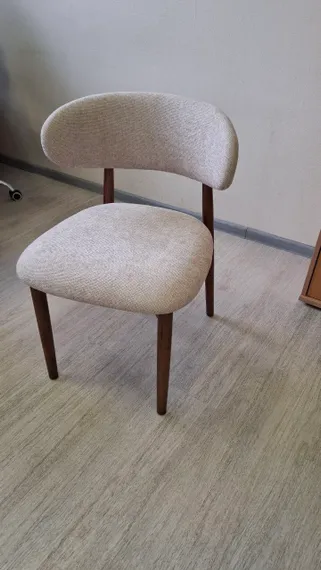 Стул Ando бежевый, ножки орех