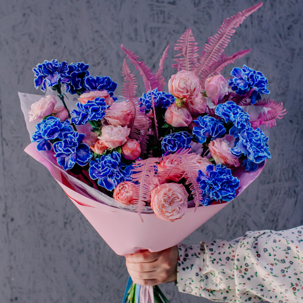 77. Необычный дизайнерский букет с синими диантусами и кустовой пионовидной розой