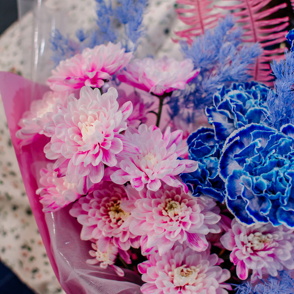112. Стильный синий букет с розовой хризантемой
