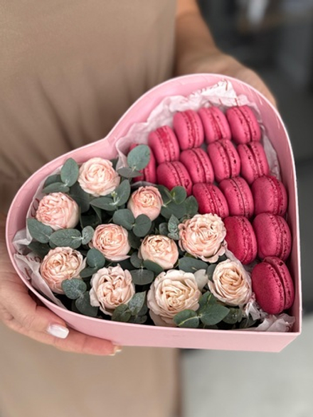 Композиция «Сердце» с пионовидными кустовыми розами, эвкалиптом и макарунс от Флора Маркет, размер S