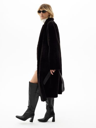 Двусторонняя дубленка шоколадного цвета с поясом