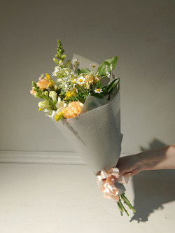 Летний солнечный букет с танацетумом и ароматными пионами Сара Бернард (С0034)