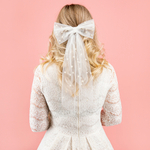 Бант с бусинами на заколке в белом цвете, 40 см