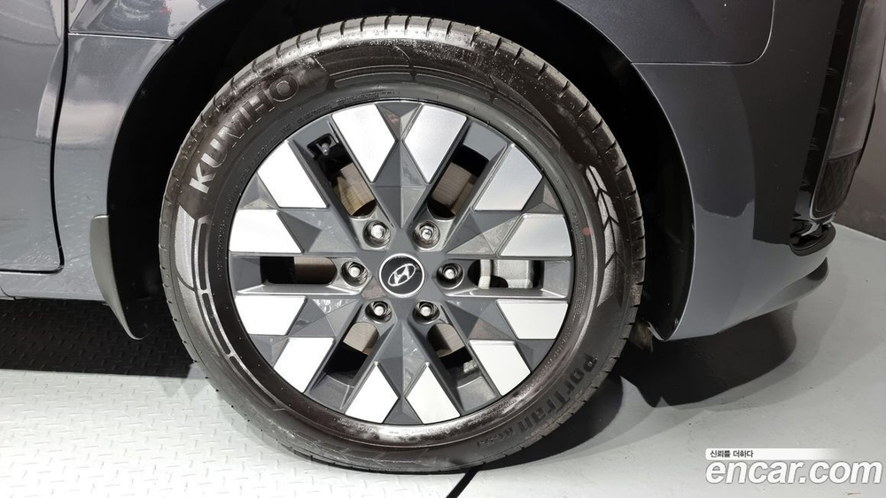 Hyundai Staria 4WD Lounge 9-и местный (11.2021)