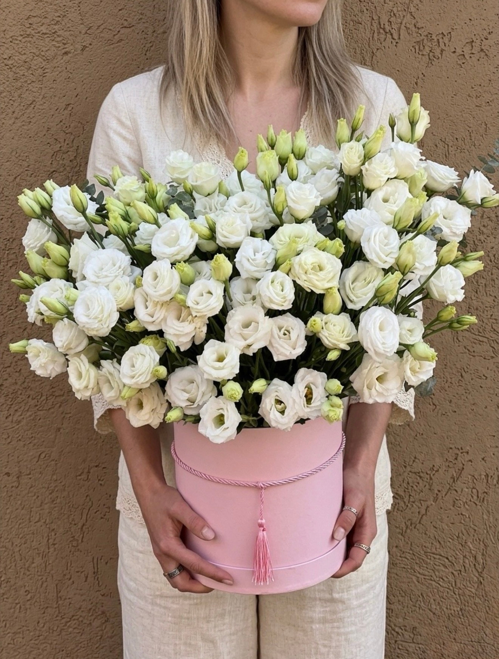 Белые эустомы в коробке