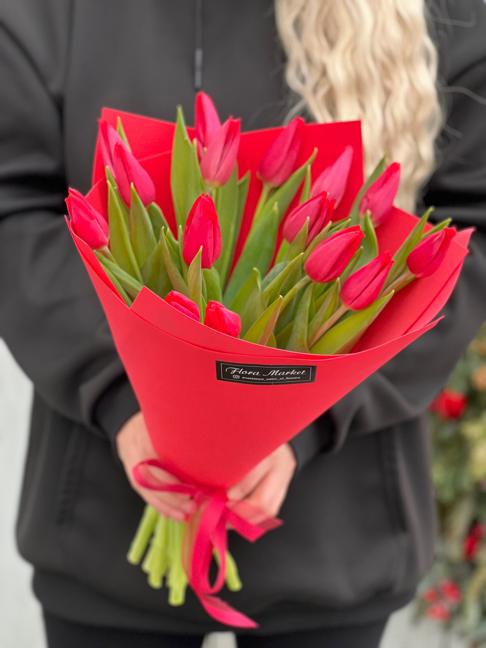 Эффектный букет из красных тюльпанов от Флора Маркет