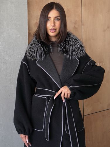 Черное двустороннее пальто на поясе с меховым воротником
