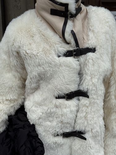 Удлиненная белая шуба-авиатор из овчины