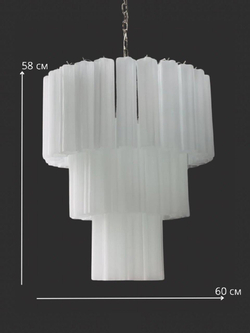 Белое матовое стекло, венецианский стиль — классика, которая создаёт мягкий, тёплый свет.