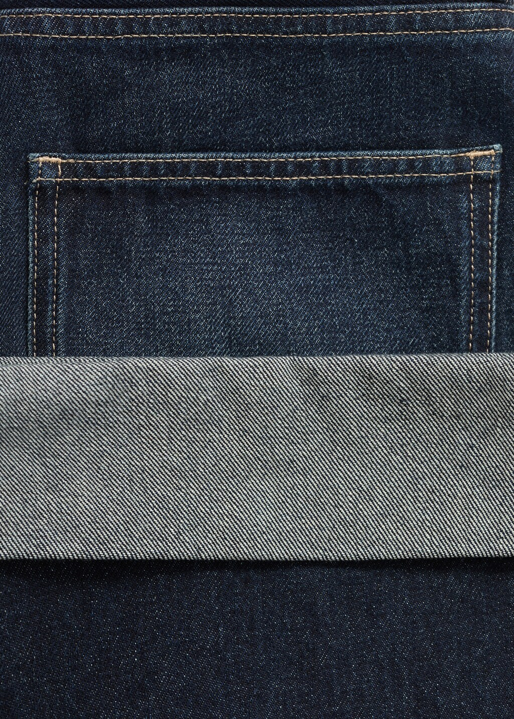 Джинсы с широкими штанинами и отворотами по низу