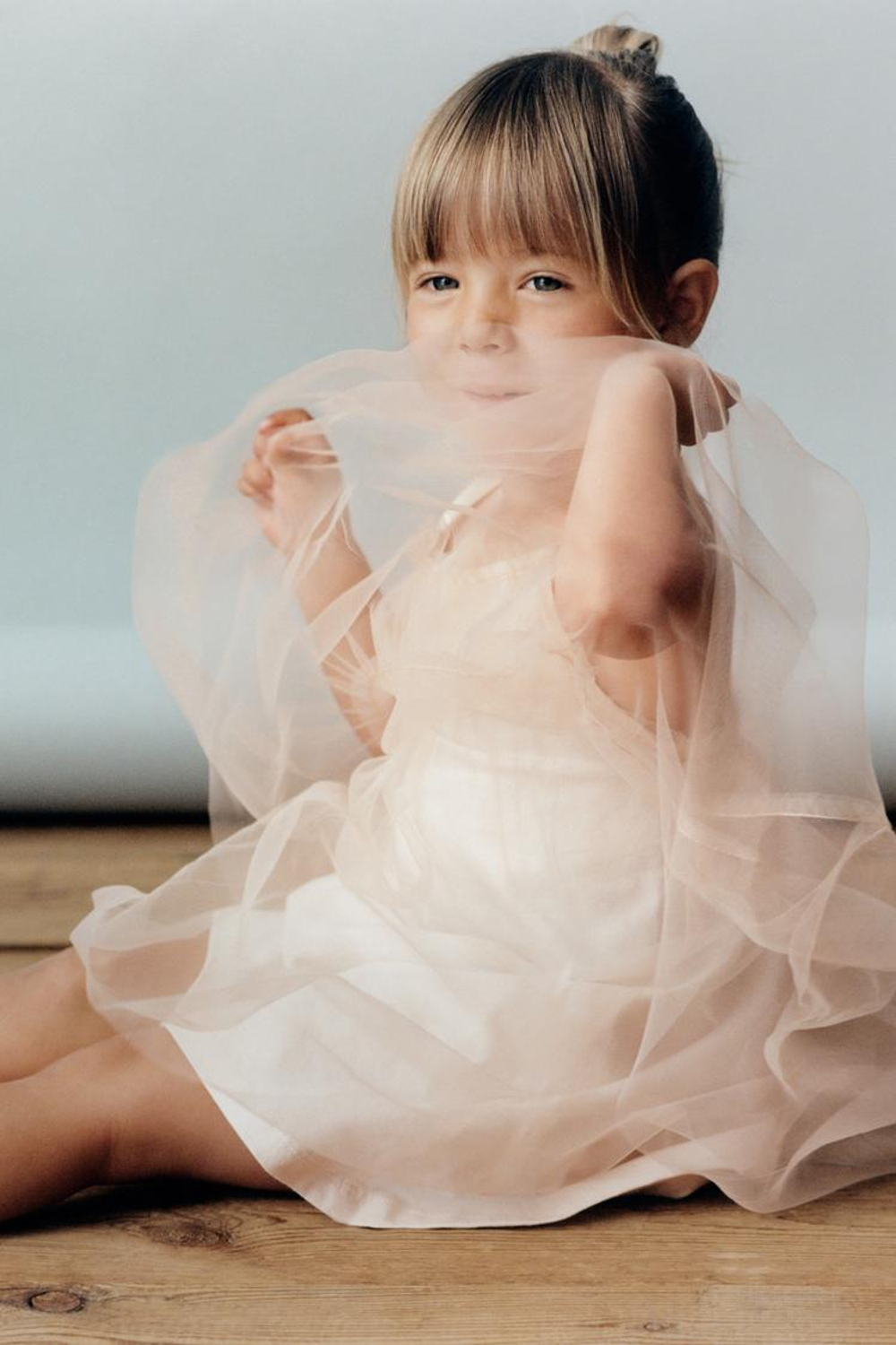 ZARA ПЛАТЬЕ ИЗ ПОЛУПРОЗРАЧНОЙ ТКАНИ С БАНТАМИ, ЭКРЮ