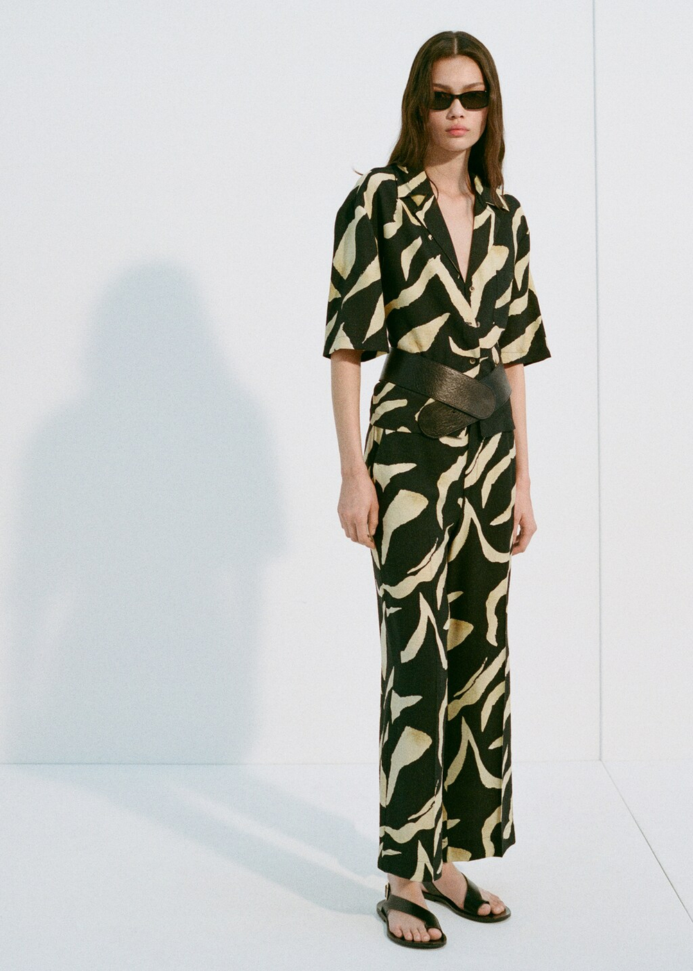 Прямые брюки с принтом и ремнем