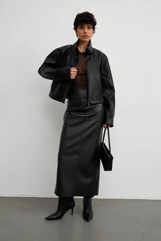 Куртка в минималистичном стиле из экокожи черного цвета