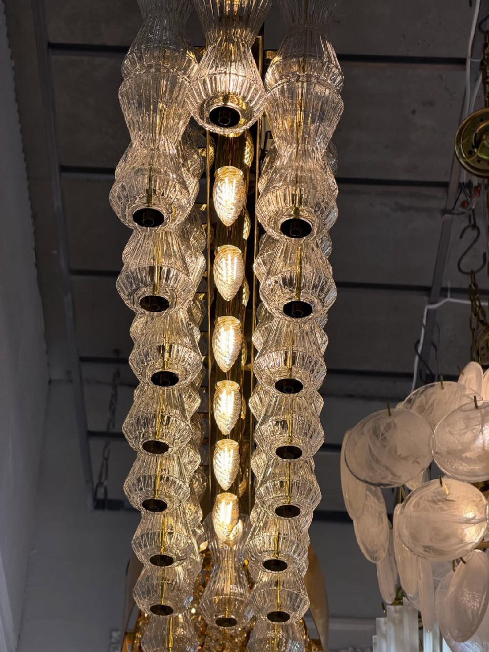 Эффектная люстра с множеством рифлёных стеклянных плафонов на золотом основании ✨