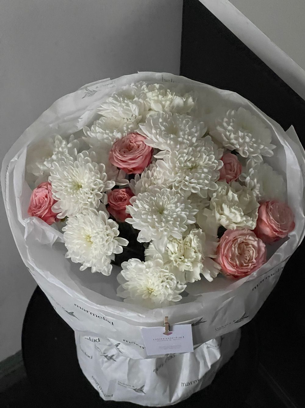 Авторский букет из хризантемы и кустовой розы