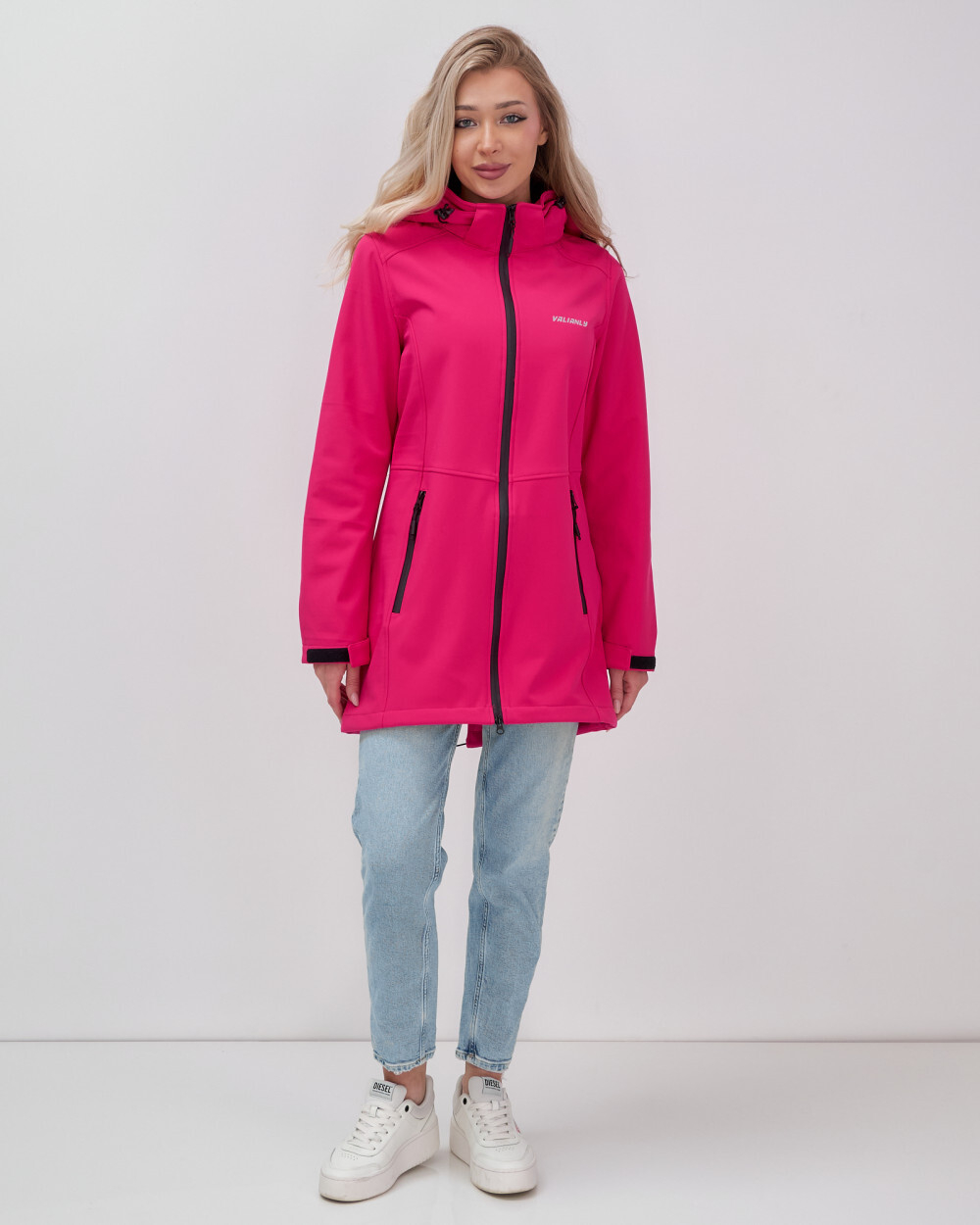 Парка спортивная женская с капюшоном softshell розового цвета 9568R