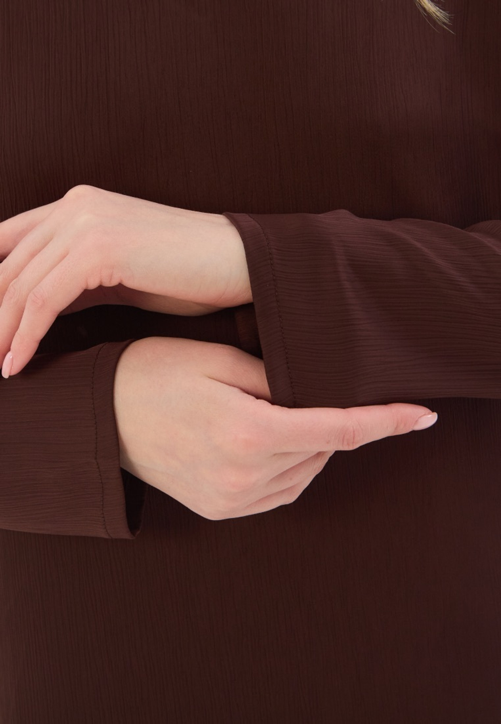 Платье жатка с открытой спиной коричневое