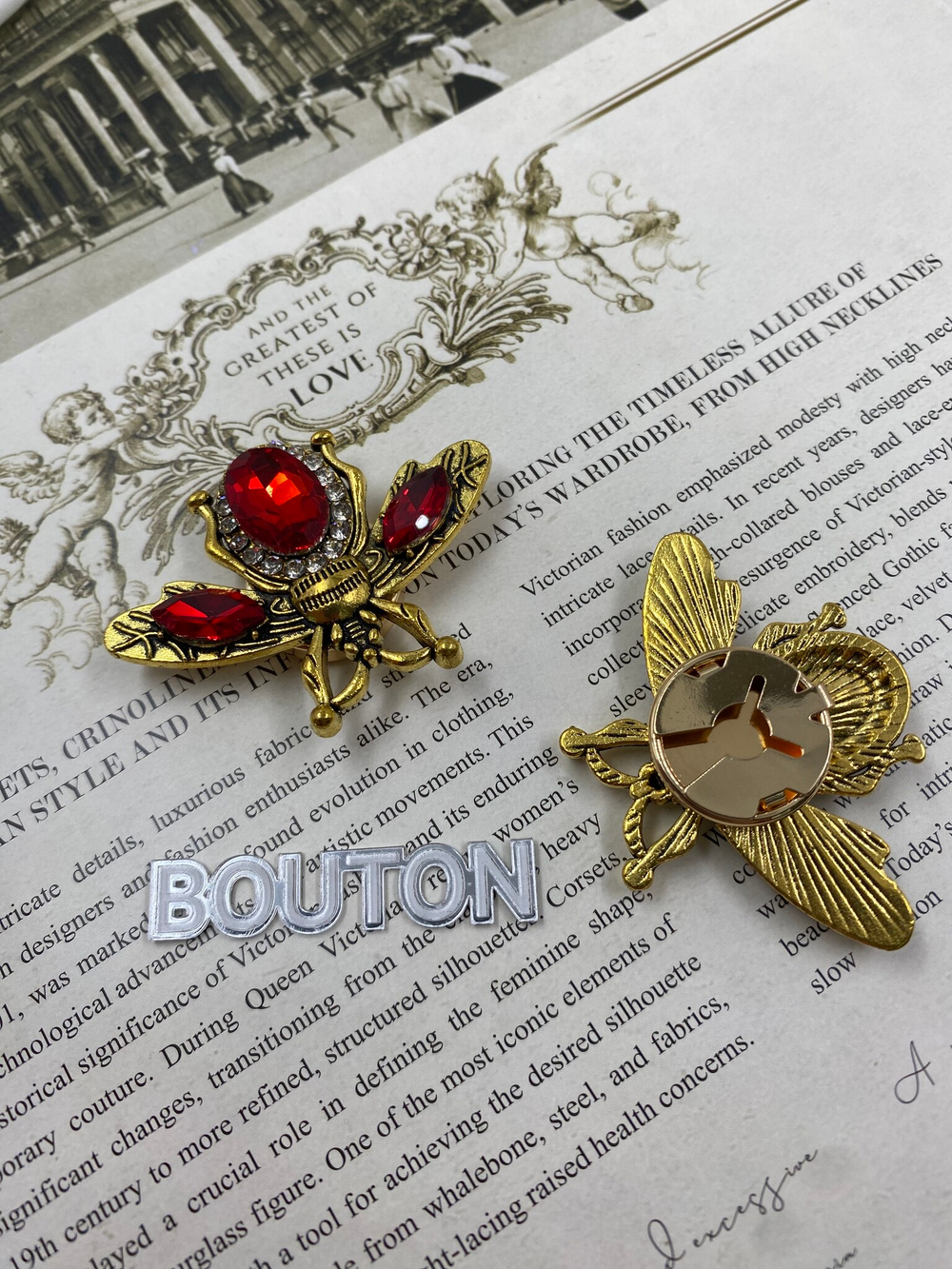 Накладка на пуговицу золотистая бронза "Жук" с красными стразами