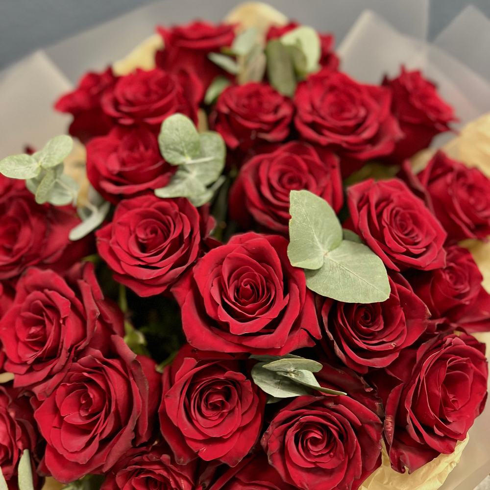 Букет из красных роз с эвкалиптом #25