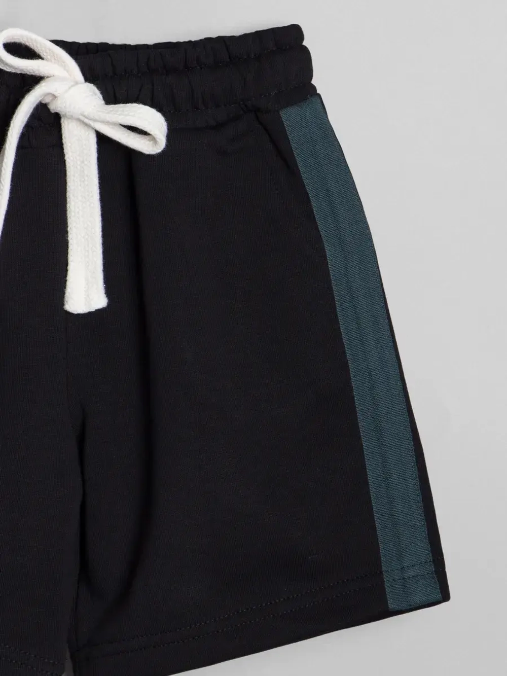 Спортивный костюм для мальчика с шортами в школу