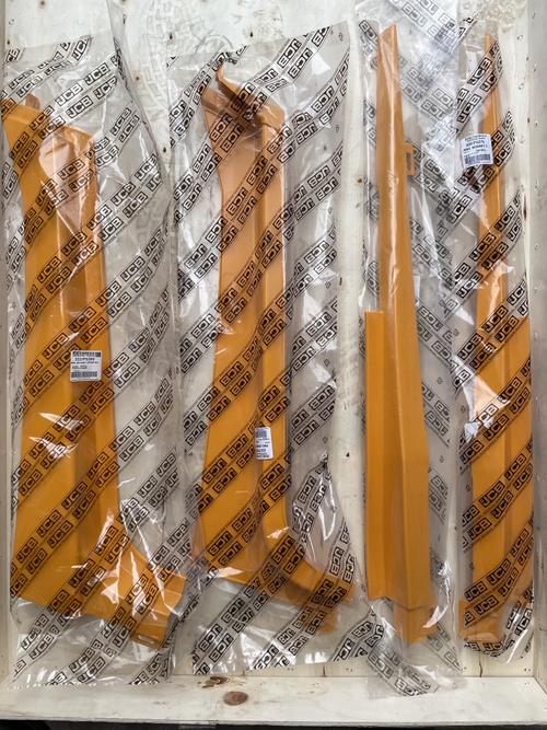 Направляющая капота нижняя левая | 332/E4932 | JCB