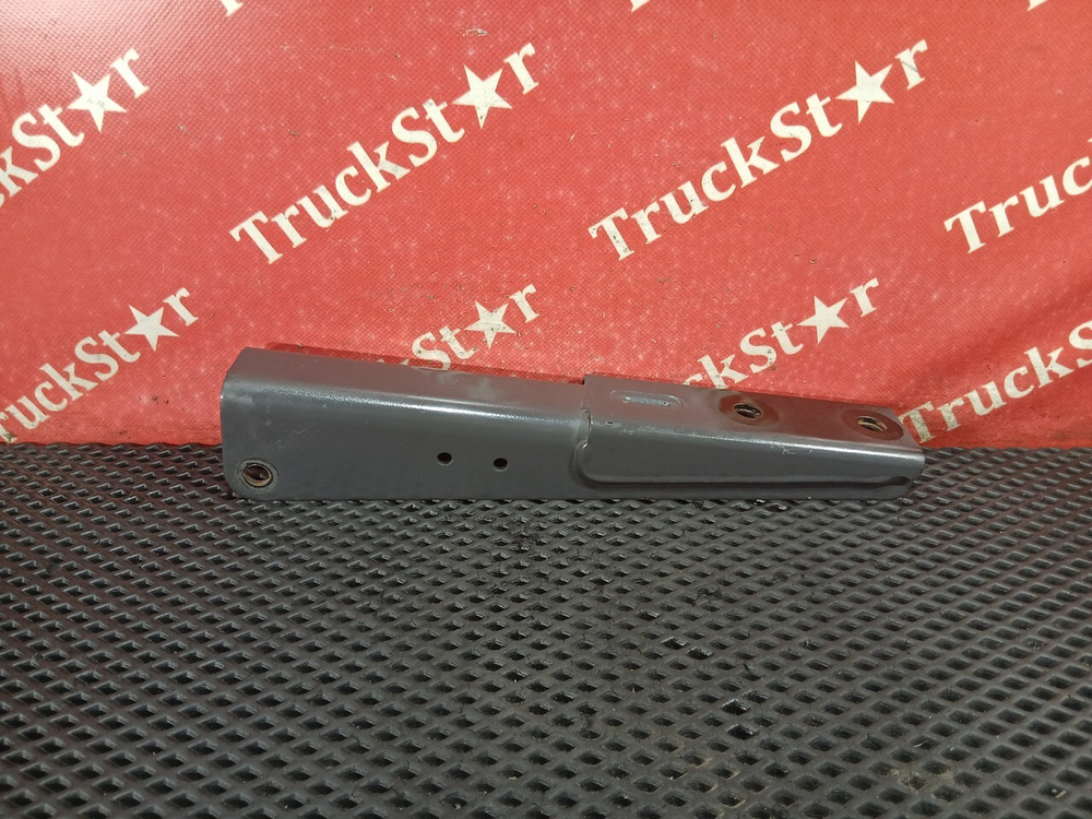 Кронштейн амортизатора кабины передний