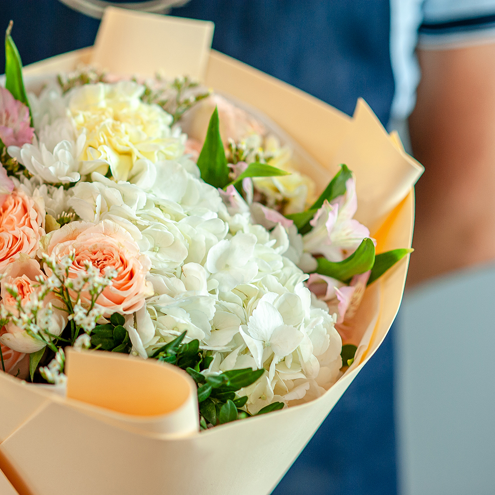 Сборный букет с белой гортензией в персиковом оформлении