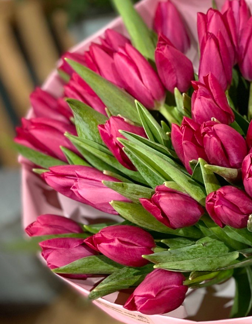 Букет из 39 ярко-розовых тюльпанов