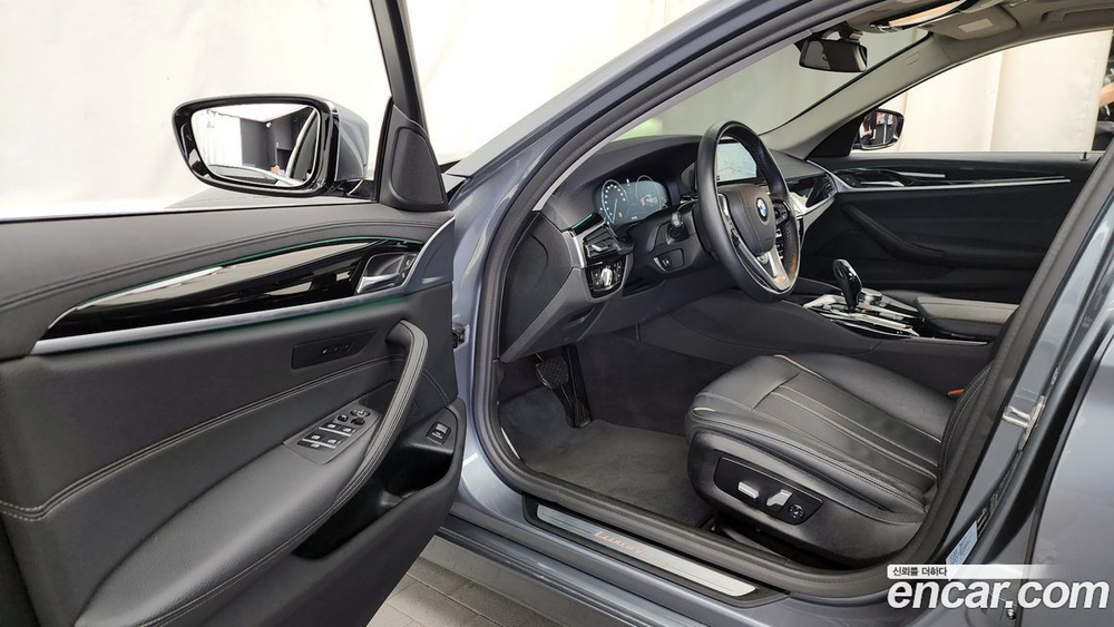 BMW 5 Series (G30) 520i Luxury (08.2019)