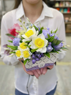 Букет из мыла «Тюльпаны и нарциссы, вайлет» фото в руках