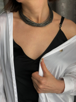 Колье из темно-серой натуральной кожи с кристаллами в оттенке графит. Регулировка длины.