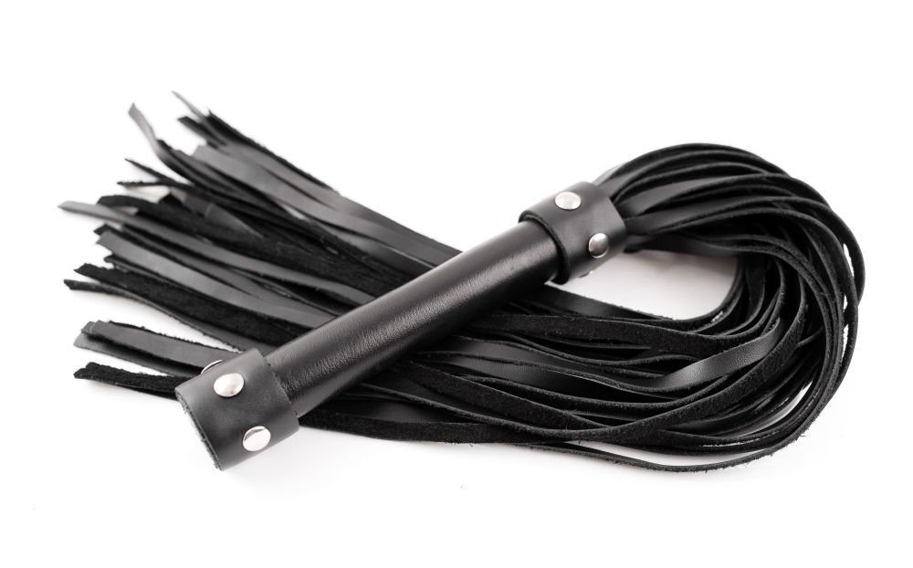 Черная кожаная плеть с ручкой - 55 см. (Цвет: черный)