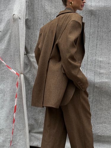 Коричневый брючный костюм-двойка