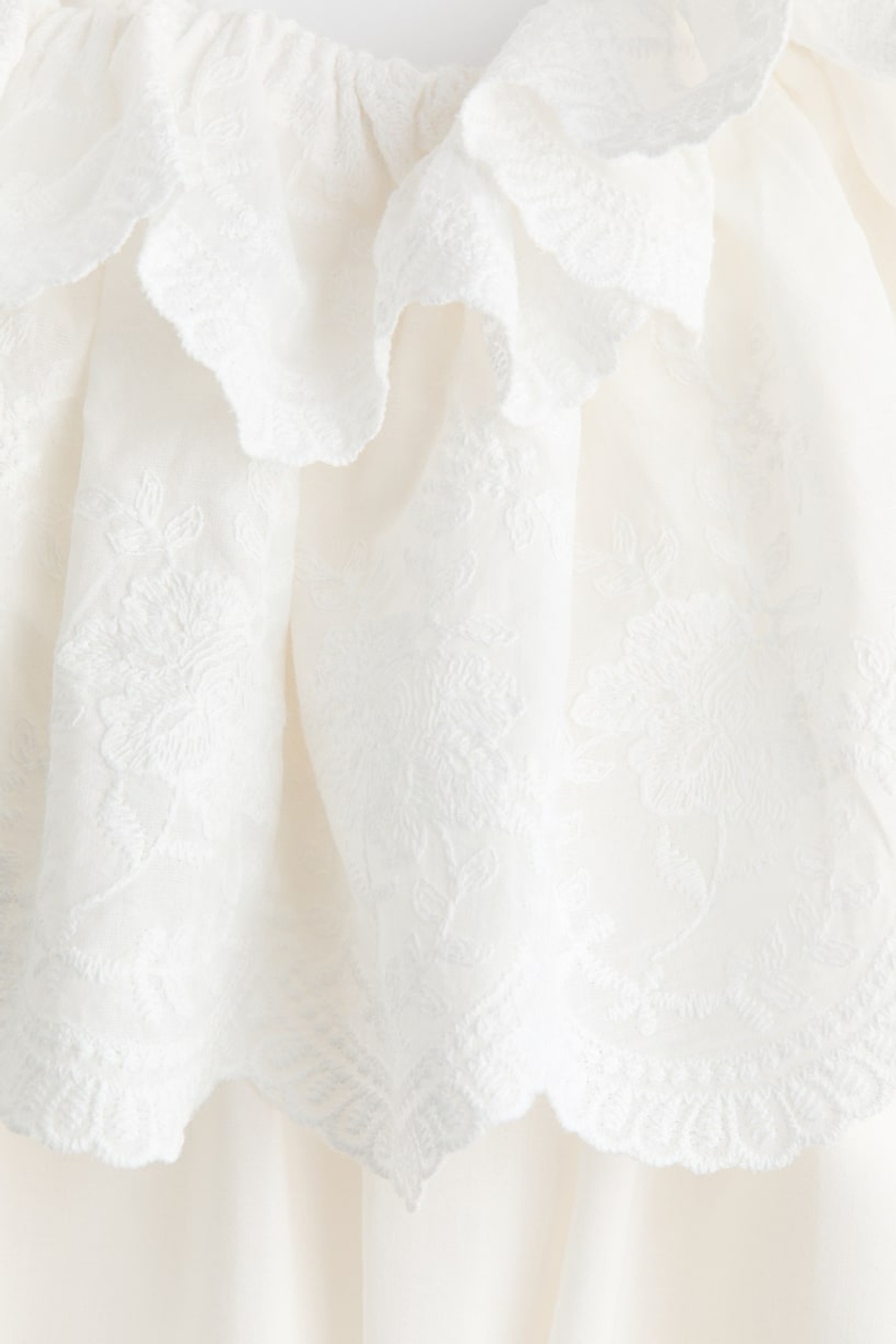 H&M Платье с оборками и открытыми плечами, белый