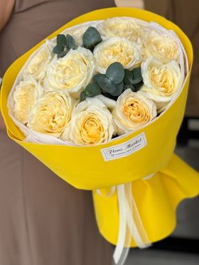 Роскошный букет пионовидных роз сливочного оттенка в сочетании с эвкалиптом от Флора Маркет