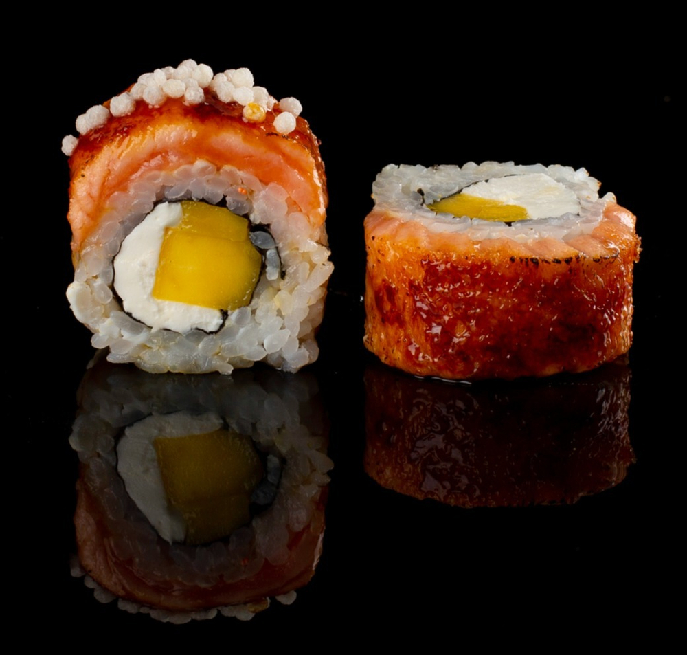 Ролл Опаленный лосось с манго 8 шт.