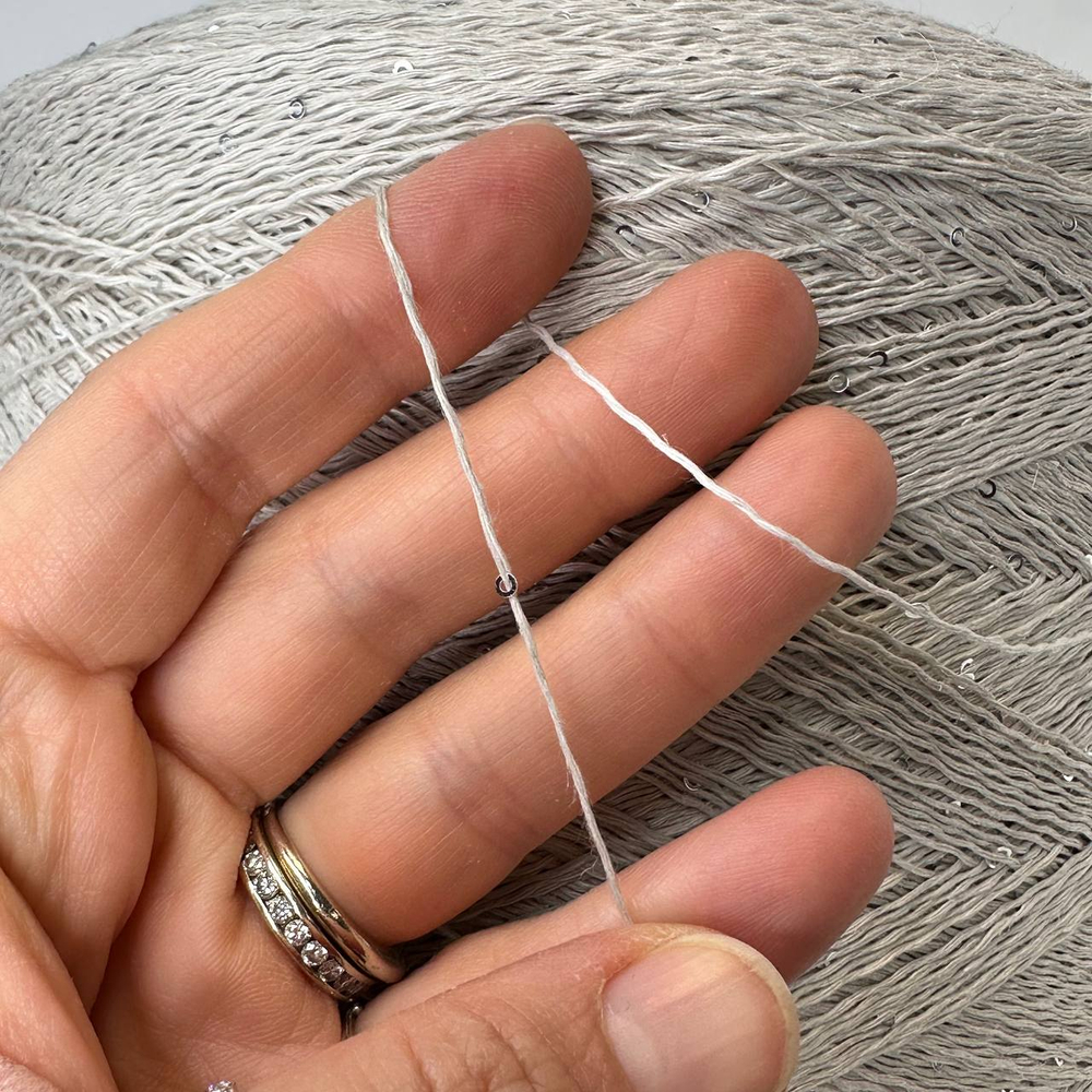 LINETTE PAILLETERS - 80% лен, 20% п/а, микропайетки 2мм - серебро,цвет: гипсовый; 450м\100гр