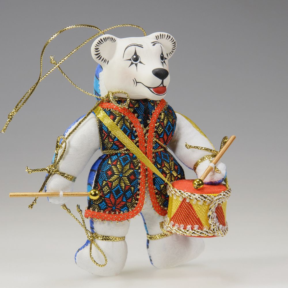 Ёлочная игрушка Медвежонок в жилете с аксессуаром