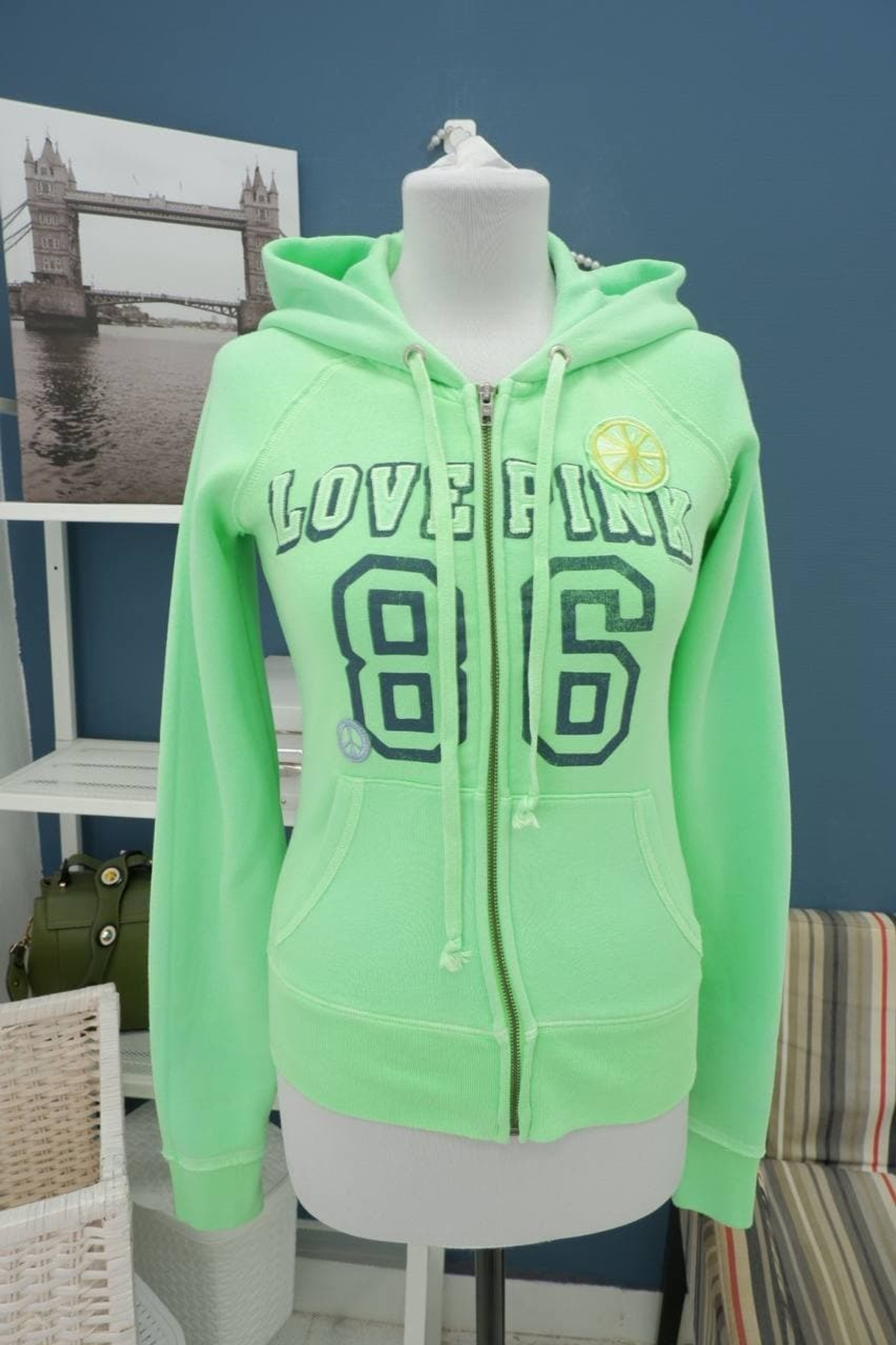 Недорогие женские свитшоты и худи: особенности, фасоны, цвета