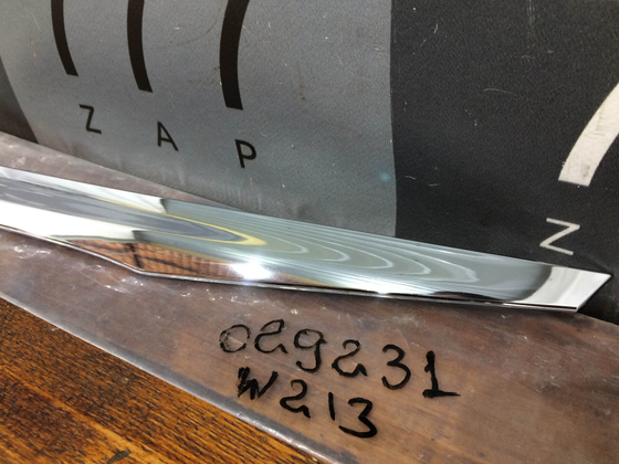 Накладка крышки багажника Mercedes E (W213) 20-нв Б/У Оригинал A2137573600