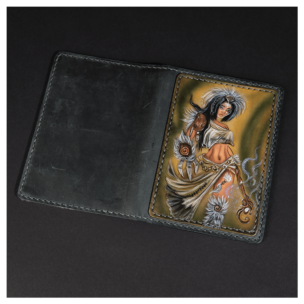Кожаная обложка на паспорт «Шаманка» (фигура)